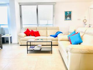 Panoramic Seaside Getaway, 2-BR Penthouse - Larnaca - 8