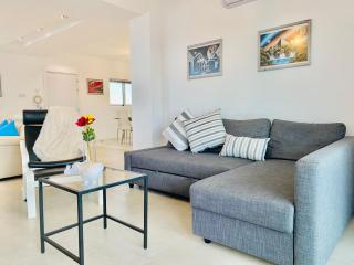 Panoramic Seaside Getaway, 2-BR Penthouse - Larnaca - 6