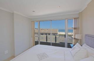 Nautica 2 Bedroom Beachfront Apartment with Sea Views - Bloubergstrand - 5