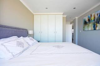 Nautica 2 Bedroom Beachfront Apartment with Sea Views - Bloubergstrand - 4