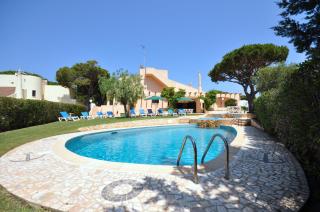 Set in good sized, mature gardens which afford a very good degree of privacy and - Loulé - 0