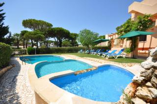 Set in good sized, mature gardens which afford a very good degree of privacy and - Loulé - 6