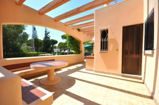 Set in good sized, mature gardens which afford a very good degree of privacy and - Loulé - 2