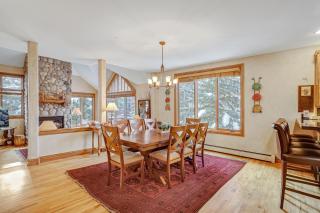 Cozy Mountain 4-Bedroom Retreat in Arrowhead Village townhouse - 8