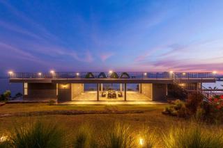 StayVista's Volendam Acres - Lake-View Villa with Pool, Amphitheatre & Turf - Wādhiware - 8