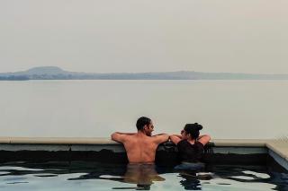 StayVista's Volendam Acres - Lake-View Villa with Pool, Amphitheatre & Turf - Wādhiware - 5