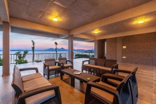 StayVista's Volendam Acres - Lake-View Villa with Pool, Amphitheatre & Turf - Wādhiware - 2