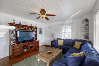 Bullard Cottage: In the heart of Atlantic Beach w/ocean views - 3