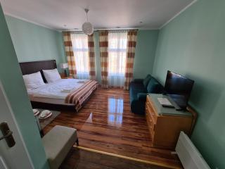 ApartHotel Katowice - Deluxe Rooms with King Beds, City Center, Free Wifi! - Katowice - 3