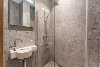 Prime City Centre Studio Apartment with Park View - 3