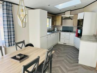 Bridgewater Lodge with Hot Tub - York - 1