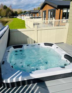 Bridgewater Lodge with Hot Tub - York - 2