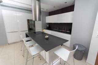 Spacious Fully Equipped 3BD 2Bath Apt in the heart of city with Balconies AC and fast WIFI #2 - Iráclio - 7