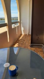 T2 cabine rénové avec très belle vue sur le port de plaisance, parking et wifi inclus - 2