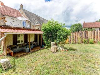 Traditional Holiday Home in Brinon sur Beuvron - - 1