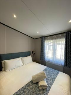 Oakwood Lodge with Hot Tub - York - 6