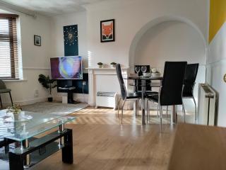 Cheerful Gem of Barking & Dagenham 3 Bedroom House Entire Property - Goodmayes - 9