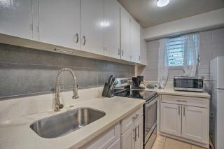 Sun-Filled Condo with Lanai Near Waikiki Beach! - Honolulu - 1