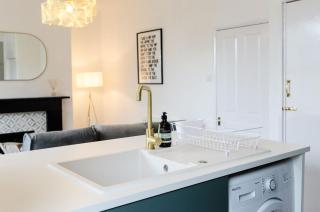 Central Chic Margate Apartment, edge of Old Town! - 3