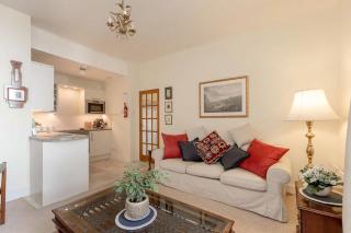 Stunning Panoramic Views: Heart of the Royal Mile - 8