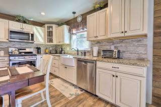 Quaint Creekside Cottage with Porch and Backyard! - Lexington - 1