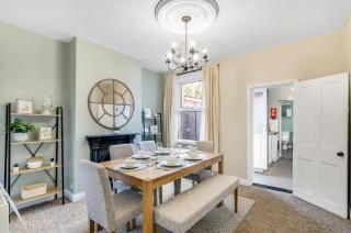 2br Cosy Stay Near Cathedral Parking Workspace - 0