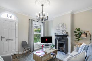 2br Cosy Stay Near Cathedral Parking Workspace - 9