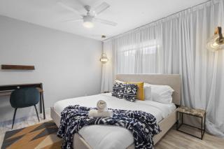 Mid-Century Stunner // Large Yard and Patio for Indoor/Outdoor Living - 7