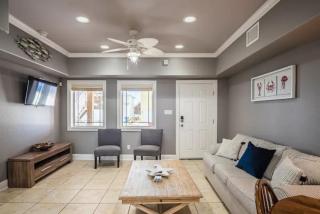 7 Bedroom Home STEPS TO THE BEACH With 4 Patios and Pool! Sleeps 20 - Port Aransas - 9