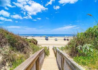 7 Bedroom Home STEPS TO THE BEACH With 4 Patios and Pool! Sleeps 20 - Port Aransas - 7