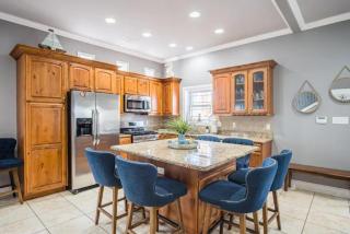 7 Bedroom Home STEPS TO THE BEACH With 4 Patios and Pool! Sleeps 20 - Port Aransas - 6