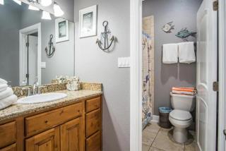 7 Bedroom Home STEPS TO THE BEACH With 4 Patios and Pool! Sleeps 20 - Port Aransas - 5
