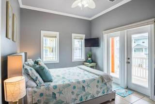 7 Bedroom Home STEPS TO THE BEACH With 4 Patios and Pool! Sleeps 20 - Port Aransas - 1