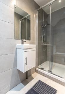Townhouse for Professionals (5 Bedroom 5 Ensuite) - Ipswich - 2