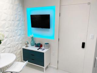 Chic Fun Apartment Studio Queen Bed Lux - 3 - 1