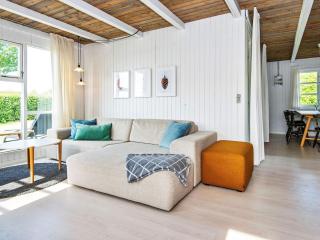 Renovated Waterfront Retreat-By Traum - 7