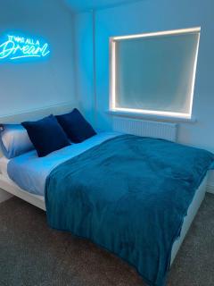 1 Bed House - Sleeps 2 - Parking - Wifi - 4