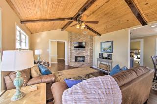 Walk to Cedar Creek Lake Home with Deck in Malakoff - 6