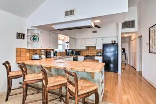 Sea Isle Galveston Getaway Less Than 1 Mile to Beach! - Galveston - 1