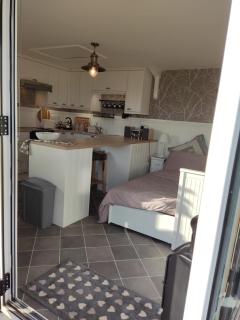 THE MOATS - CODDINGTON A small private thatched cottage B&B located in quiet countryside between Ledbury and Malvern - convenient for the Malvern Three Counties Showground and 5 miles from excellent shops restaurants and Ledbury Poetry Festival - Ledbury - 4