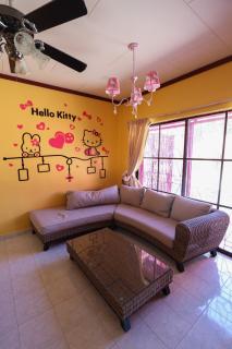 Kitty Wonderland Lot 2950 - 3