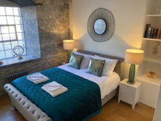 ROYAL WILLIAM YARD Luxury Apartments at "THE BRUCE" - FAMILY APARTMENT and Connecting DELUXE STUDIO - PRIVATE connecting lobby so BOOK BOTH For LARGER GROUPS - FREE ONSITE PARKING - Plymouth - 9