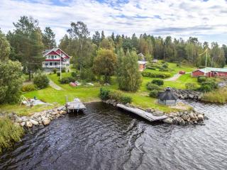Beautiful Expansive House with Sea views, large private bedrooms available in shared house - 4
