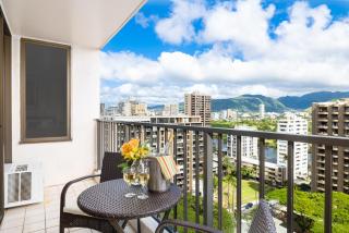 Waikiki escape with lanai, pool & beach access - 6