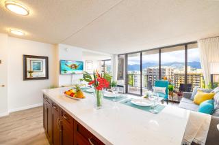 Waikiki escape with lanai, pool & beach access - 7