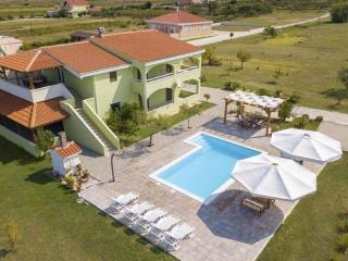 Spacious apartment with swimming pool - Ljubač - 0