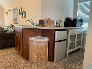 Adorable private 1-bedroom studio on mini-farm. - 9