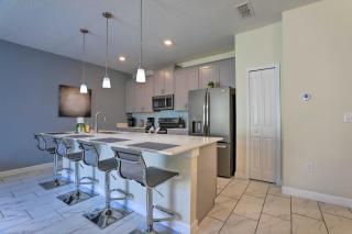 5 Mi to Disney Chic Townhome with Community Perks! - 1