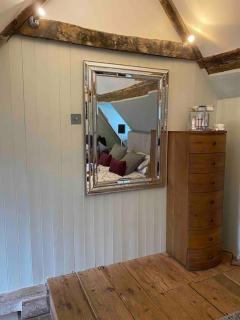 Stunning 2 Bedroom Flat in a Central Location - 6