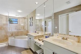 SUPERB LAKESIDE VILLA WITH PRIVATE POOL NAPLES - 3